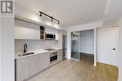 521 - 36 Zorra Street, Toronto, ON - Indoor Photo Showing Kitchen