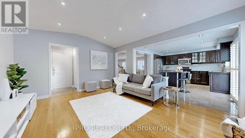 6017 Osprey Boulevard, Mississauga, ON - Indoor Photo Showing Living Room