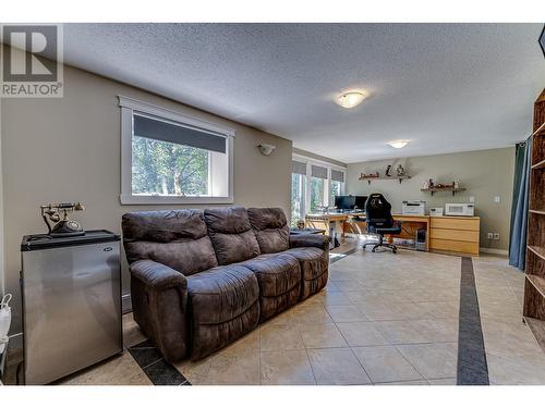 9291 Chinook Road, Vernon, BC - Indoor Photo Showing Living Room