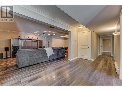 9291 Chinook Road, Vernon, BC - Indoor Photo Showing Living Room