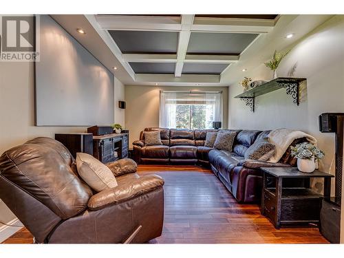 9291 Chinook Road, Vernon, BC - Indoor Photo Showing Living Room