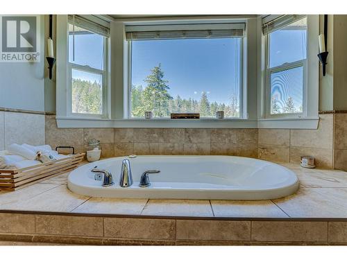 9291 Chinook Road, Vernon, BC - Indoor Photo Showing Bathroom