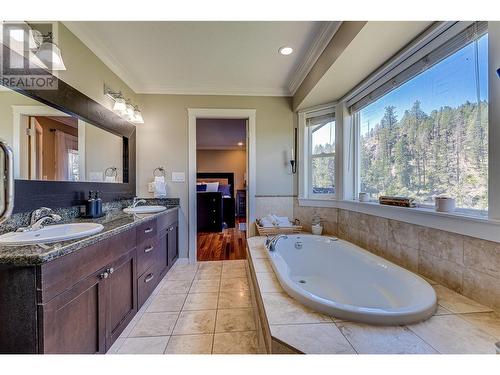 9291 Chinook Road, Vernon, BC - Indoor Photo Showing Bathroom