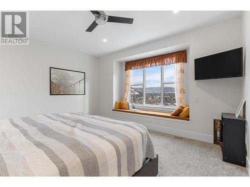 1325 Sladen Crescent, Kelowna, BC - Indoor Photo Showing Bedroom