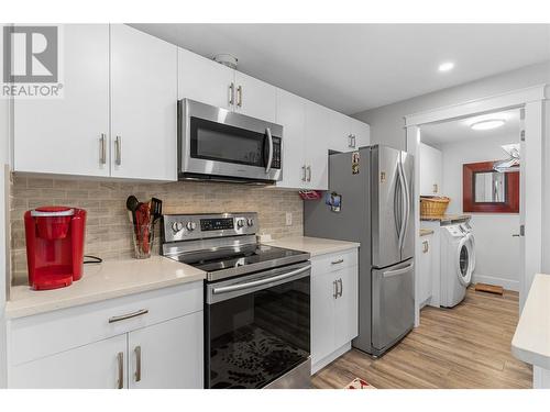 1325 Sladen Crescent, Kelowna, BC - Indoor Photo Showing Kitchen