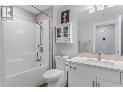 1325 Sladen Crescent, Kelowna, BC - Indoor Photo Showing Bathroom