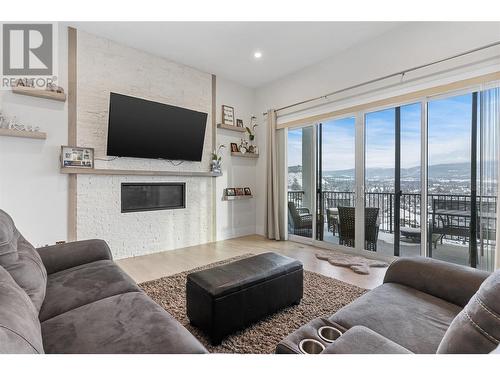 1325 Sladen Crescent, Kelowna, BC - Indoor Photo Showing Living Room With Fireplace