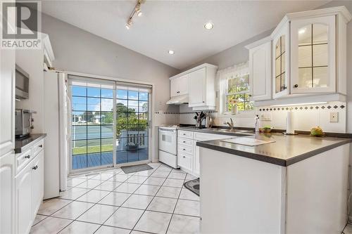 5700 Blackwell Sideroad Unit# 261, Sarnia, ON - Indoor Photo Showing Kitchen