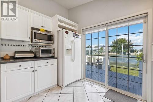 5700 Blackwell Sideroad Unit# 261, Sarnia, ON - Indoor Photo Showing Kitchen