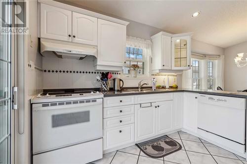 5700 Blackwell Sideroad Unit# 261, Sarnia, ON - Indoor Photo Showing Kitchen With Double Sink