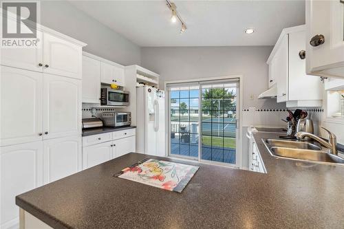 5700 Blackwell Sideroad Unit# 261, Sarnia, ON - Indoor Photo Showing Kitchen With Double Sink