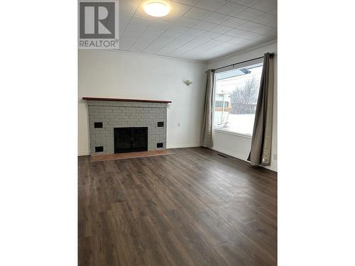 1507 5Th Street N, Cranbrook, BC - Indoor Photo Showing Living Room With Fireplace