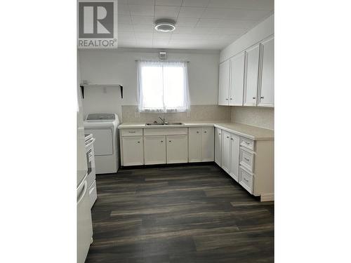 1507 5Th Street N, Cranbrook, BC - Indoor Photo Showing Kitchen With Double Sink