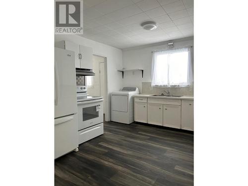 1507 5Th Street N, Cranbrook, BC - Indoor Photo Showing Kitchen