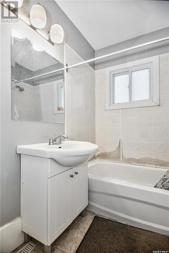 580 11Th Street E, Prince Albert, SK - Indoor Photo Showing Bathroom