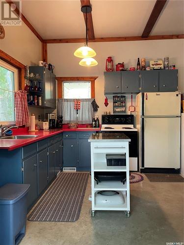 97 Lakeshore Place, Tobin Lake, SK - Indoor Photo Showing Kitchen With Double Sink