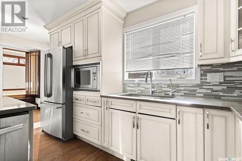 2807 Assiniboine Avenue, Regina, SK - Indoor Photo Showing Kitchen With Stainless Steel Kitchen With Double Sink With Upgraded Kitchen