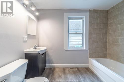 912 Mckay Avenue, Windsor, ON - Indoor Photo Showing Bathroom