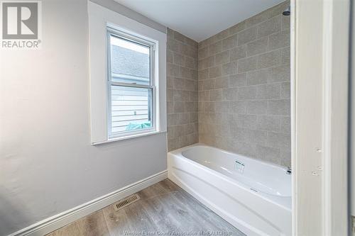 912 Mckay Avenue, Windsor, ON - Indoor Photo Showing Bathroom