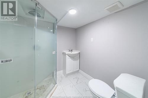 912 Mckay Avenue, Windsor, ON - Indoor Photo Showing Bathroom