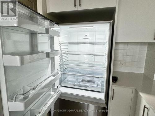 606 - 8960 Jane Street E, Vaughan, ON - Indoor Photo Showing Kitchen