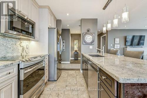 Ph 10 - 29 Northern Heights Drive, Richmond Hill, ON - Indoor Photo Showing Kitchen With Upgraded Kitchen