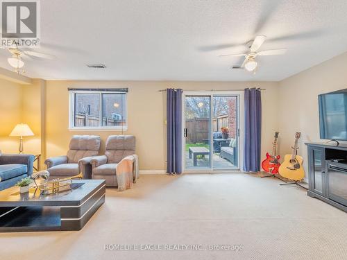 47 - 64 Poplar Crescent, Aurora, ON - Indoor Photo Showing Living Room