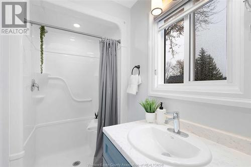 144 Hunter Avenue, Amherstburg, ON - Indoor Photo Showing Bathroom