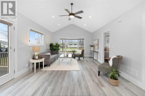 144 Hunter Avenue, Amherstburg, ON - Indoor Photo Showing Living Room