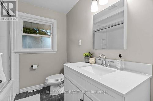 305 Panorama Crescent, London, ON - Indoor Photo Showing Bathroom