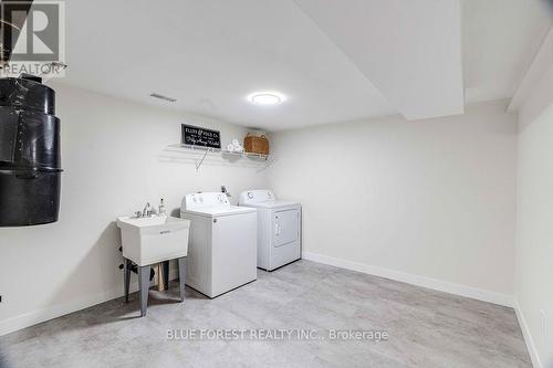 305 Panorama Crescent, London, ON - Indoor Photo Showing Laundry Room