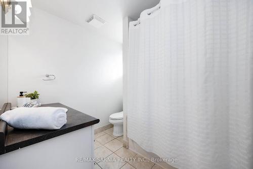 4049 Charlie Street, Petrolia, ON - Indoor Photo Showing Bathroom