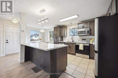 4049 Charlie Street, Petrolia, ON - Indoor Photo Showing Kitchen With Upgraded Kitchen