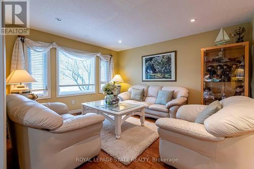 46 Hawkswood Trail, Hamilton, ON - Indoor Photo Showing Living Room