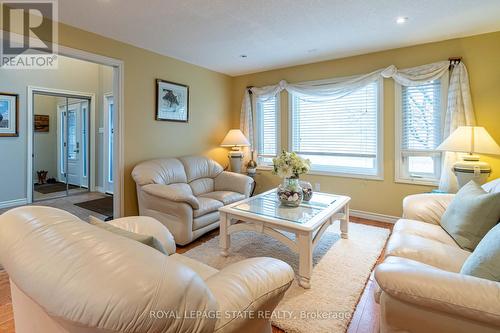 46 Hawkswood Trail, Hamilton, ON - Indoor Photo Showing Living Room