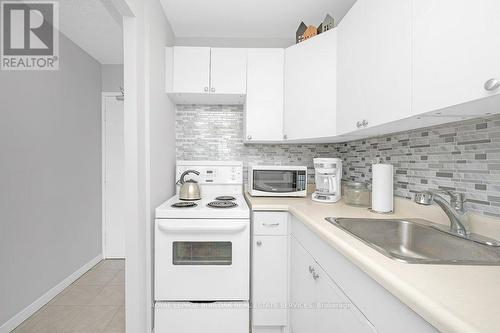 303 - 150 Charlton Avenue E, Hamilton, ON - Indoor Photo Showing Kitchen