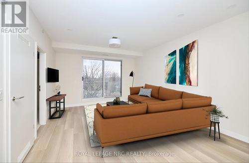 803 - 118 West Street, Port Colborne (878 - Sugarloaf), ON - Indoor Photo Showing Living Room