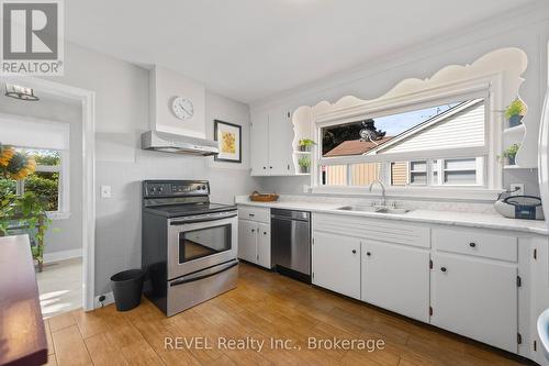 6456 Burdette Drive, Niagara Falls (212 - Morrison), ON - Indoor Photo Showing Kitchen With Double Sink