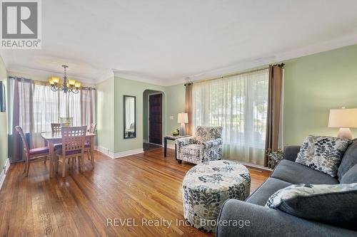 6456 Burdette Drive, Niagara Falls (212 - Morrison), ON - Indoor Photo Showing Living Room