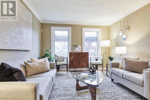 542 Mcleod Crescent, Pickering, ON - Indoor Photo Showing Living Room