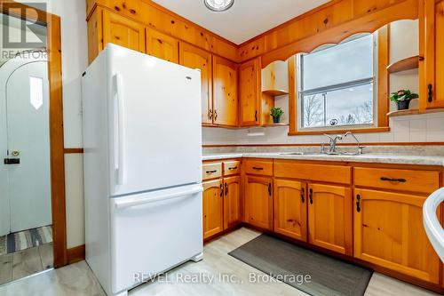 719 Church Street, Pelham (664 - Fenwick), ON - Indoor Photo Showing Kitchen With Double Sink