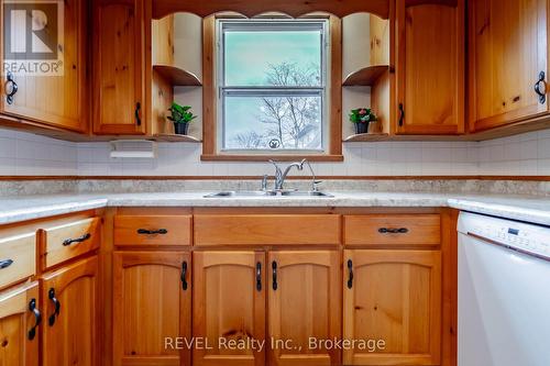 719 Church Street, Pelham (664 - Fenwick), ON - Indoor Photo Showing Kitchen With Double Sink