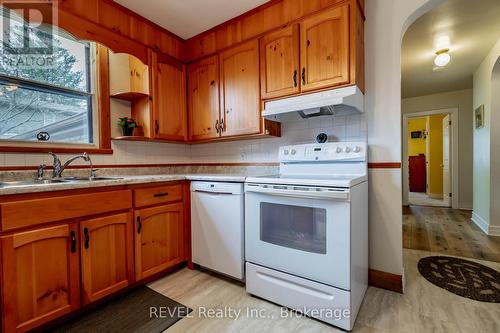 719 Church Street, Pelham (664 - Fenwick), ON - Indoor Photo Showing Kitchen With Double Sink