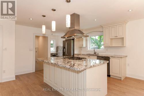 1627 Glenburnie Road, Mississauga, ON - Indoor Photo Showing Kitchen With Upgraded Kitchen