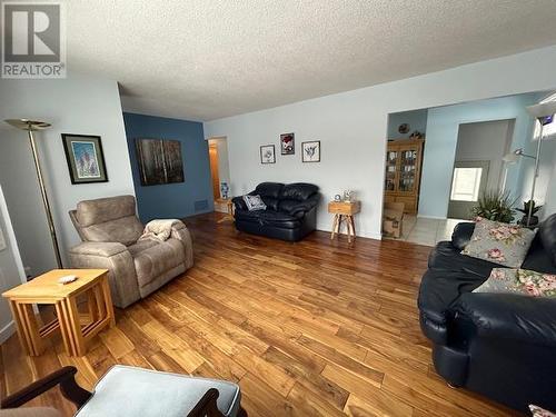 1321 92 Avenue, Dawson Creek, BC - Indoor Photo Showing Living Room