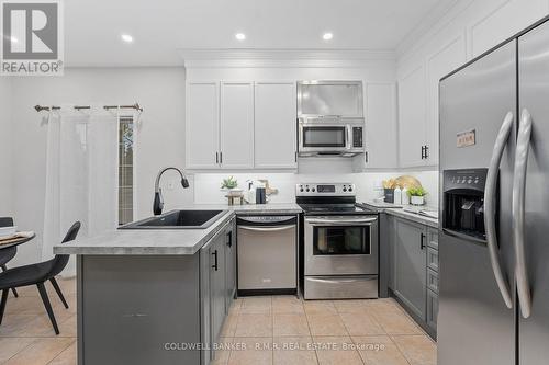 23 Barnwood Drive, Richmond Hill (Oak Ridges Lake Wilcox), ON - Indoor Photo Showing Kitchen With Upgraded Kitchen