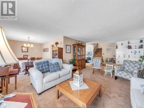 1219 Nottingham, Kingsville, ON - Indoor Photo Showing Living Room