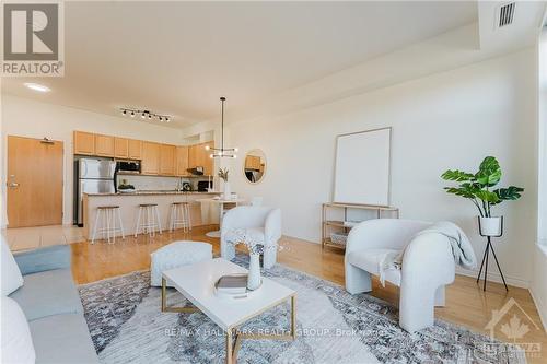 Ph13 - 205 Bolton Street, Ottawa, ON - Indoor Photo Showing Living Room