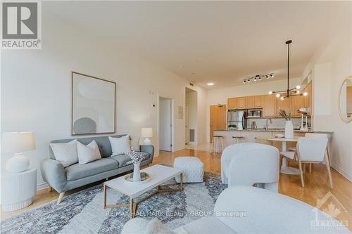 Ph13 - 205 Bolton Street, Ottawa, ON - Indoor Photo Showing Living Room