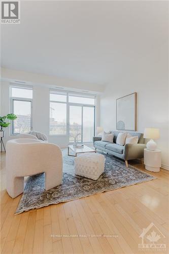 Ph13 - 205 Bolton Street, Ottawa, ON - Indoor Photo Showing Living Room